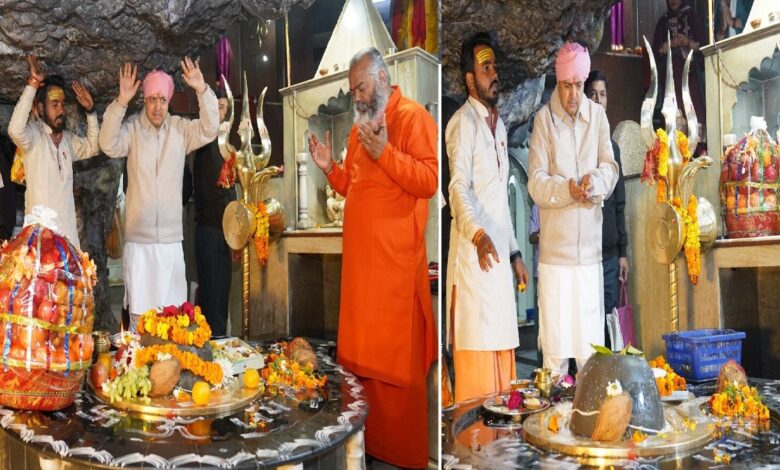 श्रीमहंत देवेन्द्र दास महाराज ने टपकेश्वर महादेव में टेका मत्था