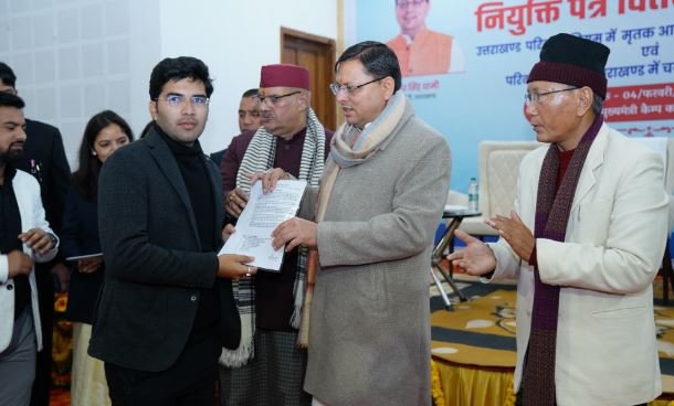 Uttarakhand: मुख्यमंत्री धामी ने 16 महिलाओं को निःशुल्क प्रशिक्षण के बाद दिए ड्राइविंग लाइसेंस