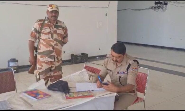 एसएसपी ने किया ईवीएम स्ट्रांग रूम का निरीक्षण एसएसपी ने किया ईवीएम स्ट्रांग रूम का निरीक्षण