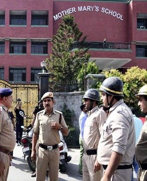 100 से ज्यादा स्कूलों को बम से उड़ाने की धमकी 100 से ज्यादा स्कूलों को बम से उड़ाने की धमकी