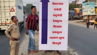 पुलिस ने लगाए यात्रा मार्ग पर फ्लेक्स बोर्ड