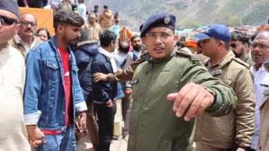 हजारों की संख्या में दर्शनार्थी पहुंचे श्री बद्रीनाथ धाम
