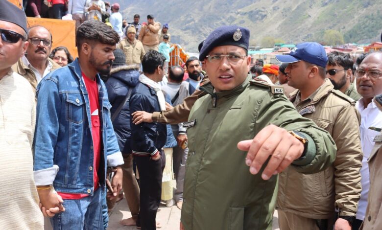 हजारों की संख्या में दर्शनार्थी पहुंचे श्री बद्रीनाथ धाम हजारों की संख्या में दर्शनार्थी पहुंचे श्री बद्रीनाथ धाम