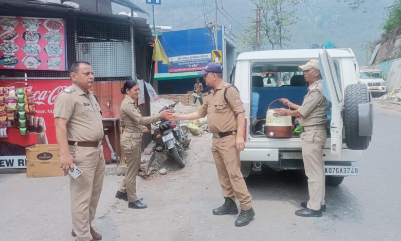 तपती धूप में ड्यूटीरत जवानों को बांटा जूस तपती धूप में ड्यूटीरत जवानों को बांटा जूस