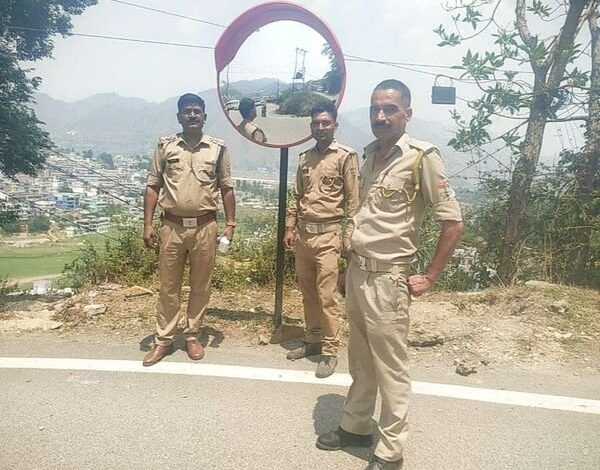 यातायात पुलिस ने लगाये ब्लाइंड टर्न मोड़ों पर कॉन्वेक्स मिरर यातायात पुलिस ने लगाये ब्लाइंड टर्न मोड़ों पर कॉन्वेक्स मिरर