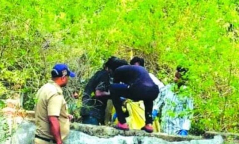 पेड़ से लटका मिला युवक का शव पेड़ से लटका मिला युवक का शव