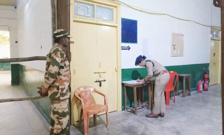 पुलिस अधीक्षक ने किया स्ट्रांग रुम का औचक निरीक्षण पुलिस अधीक्षक ने किया स्ट्रांग रुम का औचक निरीक्षण