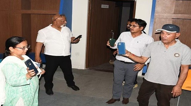 मोबाइल के टॉर्च की रोशनी में सचिव ने किया स्टेडियम का निरीक्षण मोबाइल के टॉर्च की रोशनी में सचिव ने किया स्टेडियम का निरीक्षण