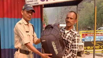 यात्रियों की मदद कर रही चमोली पुलिस