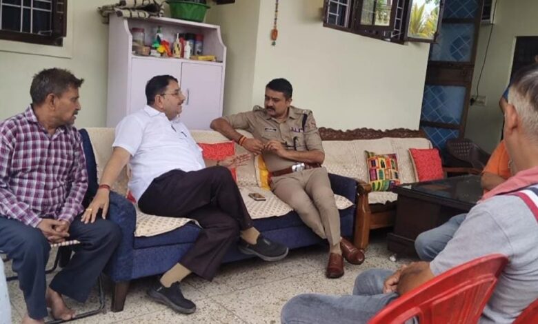 सीएम प्रतिनिधि के तौर पर विधायक ने की मृतक बडोला के परिजनों से मुलाकात सीएम प्रतिनिधि के तौर पर विधायक ने की मृतक बडोला के परिजनों से मुलाकात