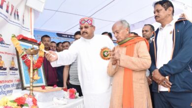 योग हमें स्वावलंबन की सनातन परंपरा से जोड़ता है : महाराज
