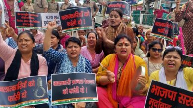 महिला कांग्रेस ने निकाला मार्च, दहन किया सरकार का पुतला