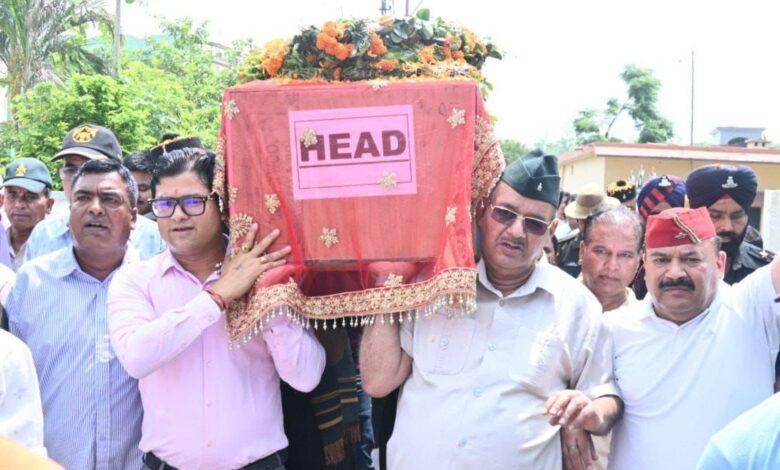 भावपूर्ण श्रद्धांजलि अर्पित करते सैनिक कल्याण मंत्री भावपूर्ण श्रद्धांजलि अर्पित करते सैनिक कल्याण मंत्री