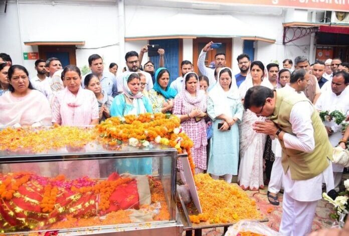 मुख्यमंत्री ने प्रदेश कार्यालय में शैलारानी को दी श्रद्धांजलि मुख्यमंत्री ने प्रदेश कार्यालय में शैलारानी को दी श्रद्धांजलि