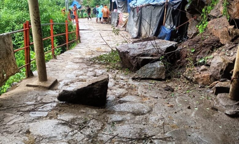 पहाड़ी से गिरा मलबा, तीन यात्रियों की मौत पहाड़ी से गिरा मलबा, तीन यात्रियों की मौत