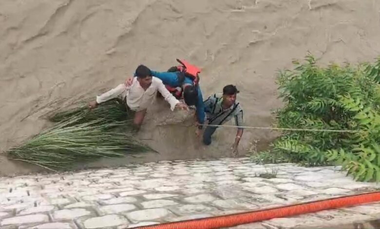 डूब रहे कावंडिये को बचाकर दून पुलिस फिर बनी रक्षक डूब रहे कावंडिये को बचाकर दून पुलिस फिर बनी रक्षक