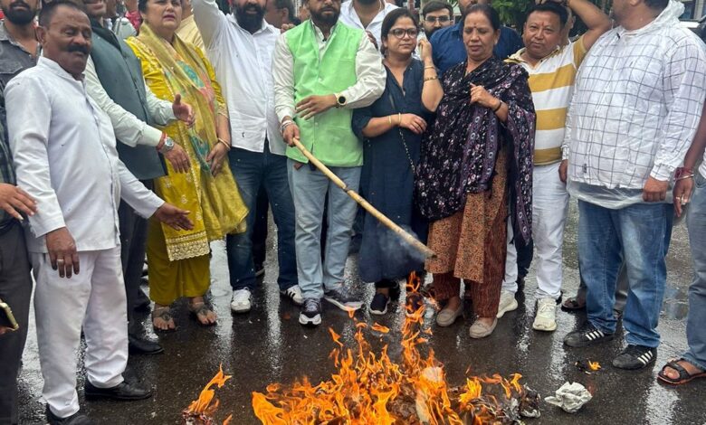 राहुल के विरुद्ध हिंसक बयान, कांग्रेस कार्यकर्ताओं ने फूंका पुतला राहुल के विरुद्ध हिंसक बयान, कांग्रेस कार्यकर्ताओं ने फूंका पुतला