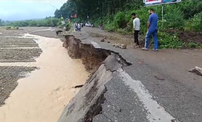 नन्दा की चौकी-बिधौली मार्ग फन एंड फूड के पास हुआ पूर्ण रूप से क्षतिग्रस्त नन्दा की चौकी-बिधौली मार्ग फन एंड फूड के पास हुआ पूर्ण रूप से क्षतिग्रस्त