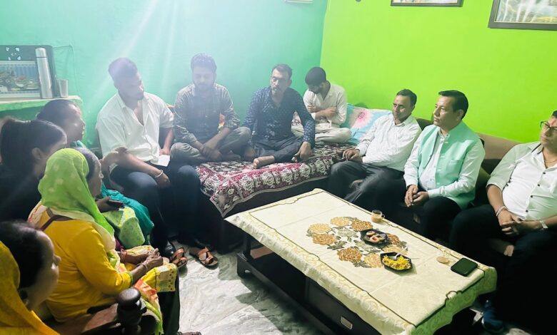 शाहनगर में सीवर लाइन ना होने से परेशान है क्षेत्रवासी : जोशी शाहनगर में सीवर लाइन ना होने से परेशान है क्षेत्रवासी : जोशी