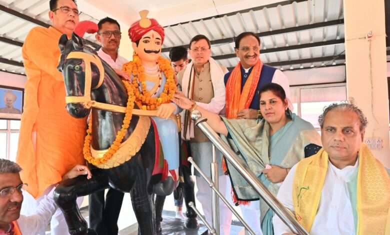 शहीदों का बलिदान आने वाली पीढ़ी के लिए है प्रेरणादायी : मुख्यमंत्री शहीदों का बलिदान आने वाली पीढ़ी के लिए है प्रेरणादायी : मुख्यमंत्री