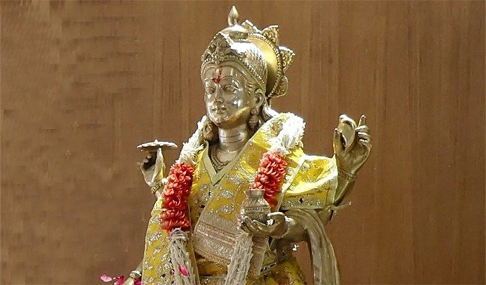 धन्वंतरि को आयुर्वेद का देवता और देवताओं का चिकित्सक माना गया