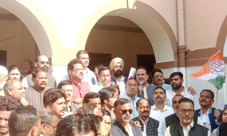 कांग्रेस कार्यकर्ताओं ने किया नगर निगम का घेराव कांग्रेस कार्यकर्ताओं ने किया नगर निगम का घेराव