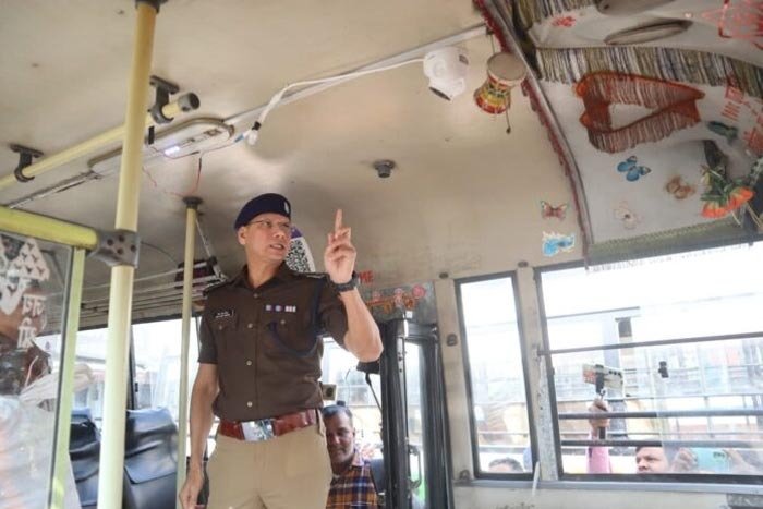 महिला सुरक्षा के दृष्टिगत गाड़ियों में लगवाए गए सीसीटीवी कैमरे महिला सुरक्षा के दृष्टिगत गाड़ियों में लगवाए गए सीसीटीवी कैमरे