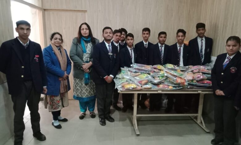 पाइन हॉल स्कूल के छात्रों ने आसरा बालिका आश्रय गृह में क्रिसमस की खुशियाँ फैलाईं