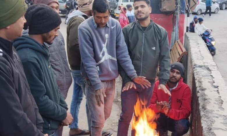 जिलाधिकारी गढ़वाल ने अलाव की व्यवस्था के साथ-साथ जरूरतमंद लोगों को कंबल वितरण करने के दिए निर्देश जिलाधिकारी गढ़वाल ने अलाव की व्यवस्था के साथ-साथ जरूरतमंद लोगों को कंबल वितरण करने के दिए निर्देश