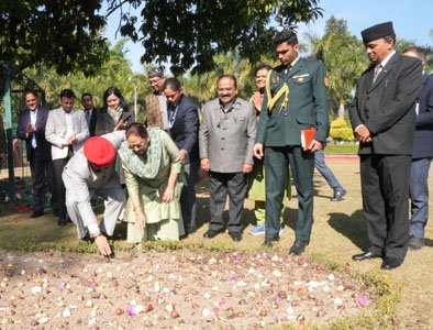 राज्यपाल ने राजभवन परिसर में किया ट्यूलिप बल्ब का रोपण राज्यपाल ने राजभवन परिसर में किया ट्यूलिप बल्ब का रोपण