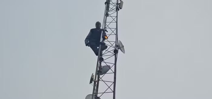 पेट्रोल की बोतल लेकर मोबाइल टावर पर चढ़ा दुकानदार, मचा हड़कंप पेट्रोल की बोतल लेकर मोबाइल टावर पर चढ़ा दुकानदार, मचा हड़कंप