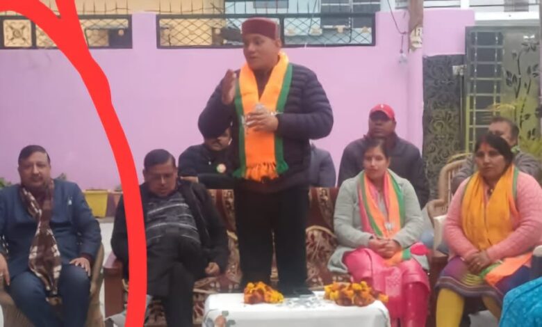 मुख्यमंत्री क़े मीडिया को ऑर्डिनेटर भाजपा क़े लिए मांग रहे वोट मुख्यमंत्री क़े मीडिया को ऑर्डिनेटर भाजपा क़े लिए मांग रहे वोट