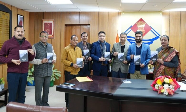 मुख्य सचिव ने किया कविताओं के संग्रह “अंतस को घेरे जो सघन कुहासा” का विमोचन मुख्य सचिव ने किया कविताओं के संग्रह “अंतस को घेरे जो सघन कुहासा” का विमोचन