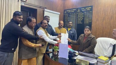 कांग्रेस पार्टी ने सौपा नगर आयुक्त को ज्ञापन