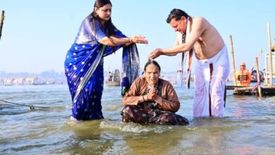अविस्मरणीय क्षण : सीएम ने महाकुंभ में त्रिवेणी संगम के पावन जल में कराया माता को स्नान