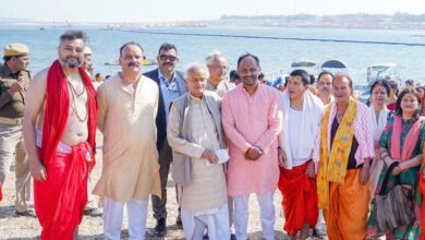 पूर्व सीएम कोश्यारी ने किया महाकुंभ में स्नान