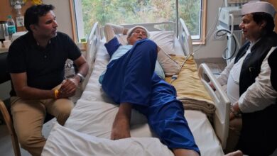 पूर्व मुख्यमंत्री हरीश रावत का हाल-चाल जानने मैक्स अस्पताल पहुंचे कांग्रेस नेता