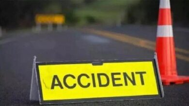 शादी से लौट रहे दो भाइयों की कार खाई में गिरी, एक की मौत