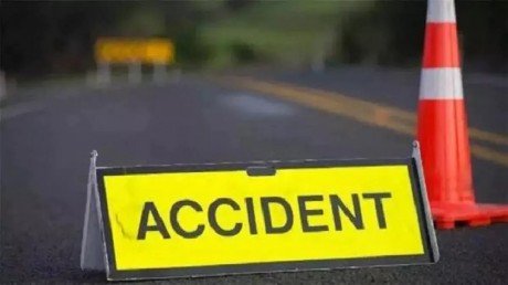 शादी से लौट रहे दो भाइयों की कार खाई में गिरी, एक की मौत शादी से लौट रहे दो भाइयों की कार खाई में गिरी, एक की मौत