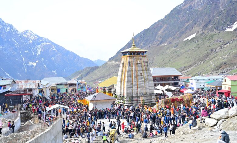 केदारनाथ में लगा बाबा के भक्तों का तांता केदारनाथ में लगा बाबा के भक्तों का तांता