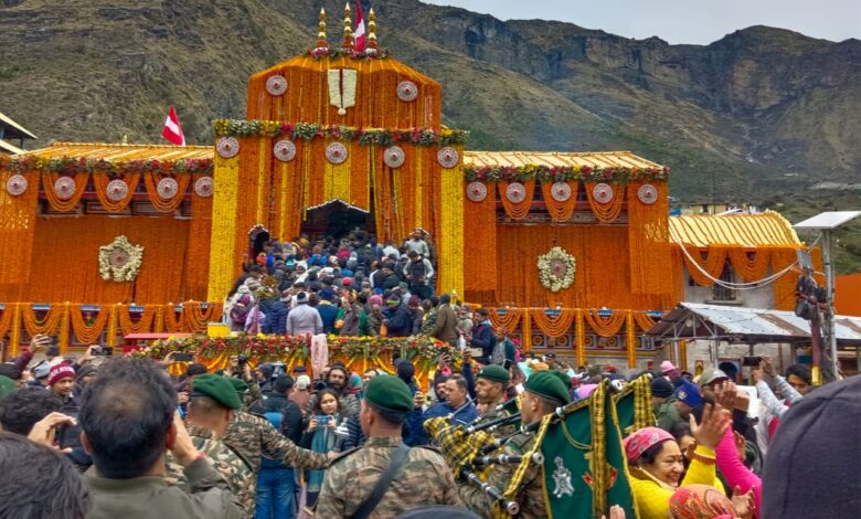 विश्वप्रसिद्ध Badrinath धाम के कपाट खुले विश्वप्रसिद्ध Badrinath धाम के कपाट खुले